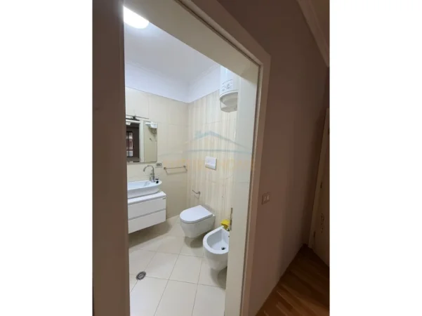 Tirane, jepet me qera apartament 3+1+Ballkon Kati 3, 105 m² 820 € (Stacioni i Trenit)