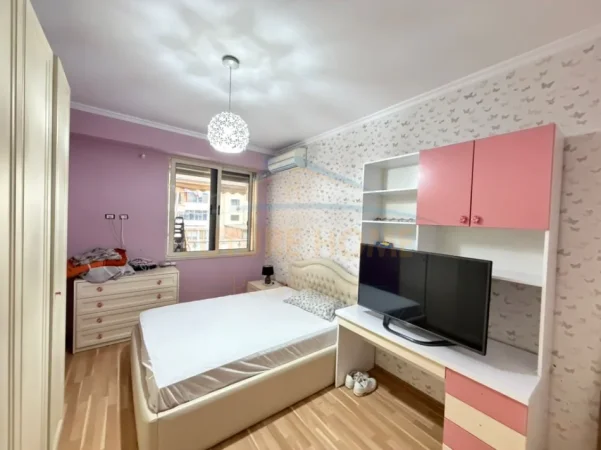 Tirane, jepet me qera apartament 3+1+Ballkon Kati 3, 105 m² 820 € (Stacioni i Trenit)