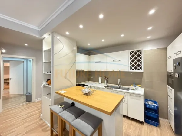 Tirane, jepet me qera apartament 3+1+Ballkon Kati 3, 105 m² 820 € (Stacioni i Trenit)