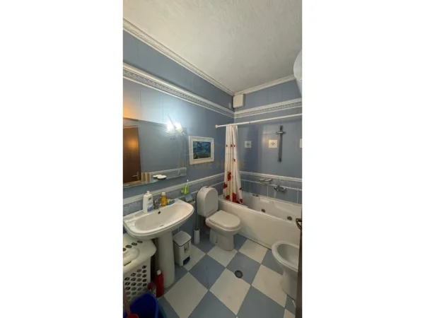 Tirane, jepet me qera apartament 2+1+Ballkon Kati 7, 117 m² 1.200 € (Blloku)