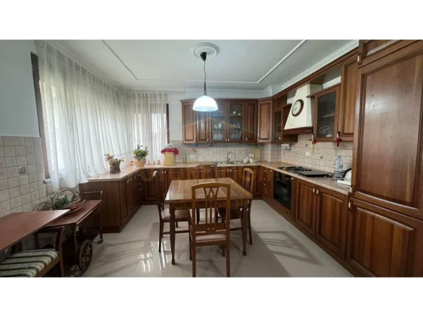 Tirane, jepet me qera apartament 2+1+Ballkon Kati 7, 117 m² 1.200 € (Blloku)