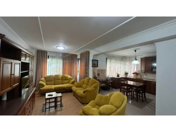 Tirane, jepet me qera apartament 2+1+Ballkon Kati 7, 117 m² 1.200 € (Blloku)