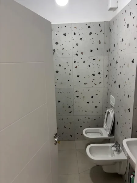 Tirane, jepet me qera apartament 1+1 Kati 7, 78 m² 550 € (Ferit xhajko)