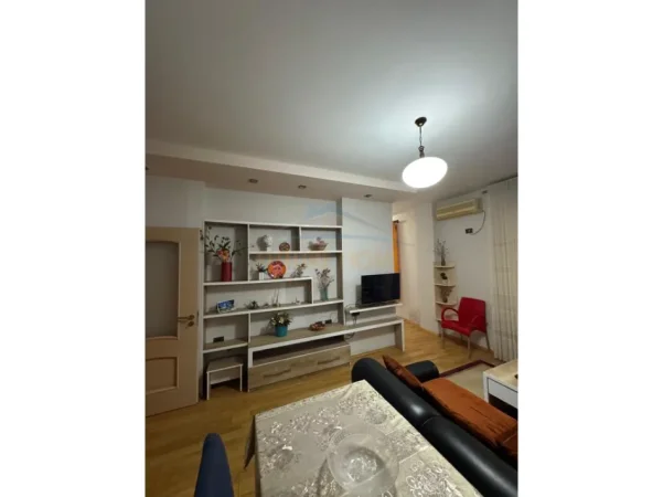 Tirane, jepet me qera apartament 2+1+Ballkon Kati 2, 90 m² 450 € (Fresku)