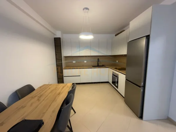 Tirane, jepet me qera apartament 2+1+Ballkon Kati 4, 104 m² 500 € (Yzberisht)