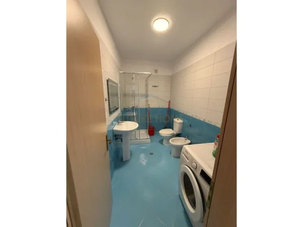 Tirane, jepet me qera apartament 2+1+Ballkon Kati 4, 104 m² 500 € (Yzberisht)