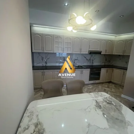 SHITET APARTAMENT LUKSOZ 2+1+2 – PRANË Sheshi Skënderbej, NË Tiranë