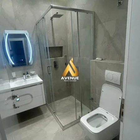 SHITET APARTAMENT LUKSOZ 2+1+2 – PRANË Sheshi Skënderbej, NË Tiranë