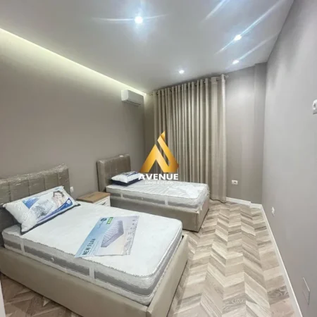 SHITET APARTAMENT LUKSOZ 2+1+2 – PRANË Sheshi Skënderbej, NË Tiranë