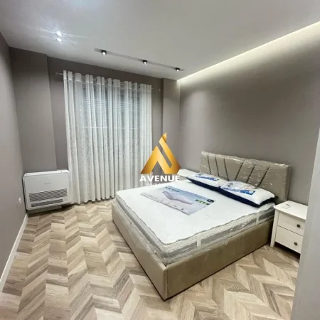 SHITET APARTAMENT LUKSOZ 2+1+2 – PRANË Sheshi Skënderbej, NË Tiranë