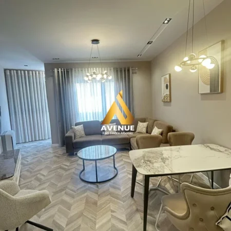 SHITET APARTAMENT LUKSOZ 2+1+2 – PRANË Sheshi Skënderbej, NË Tiranë