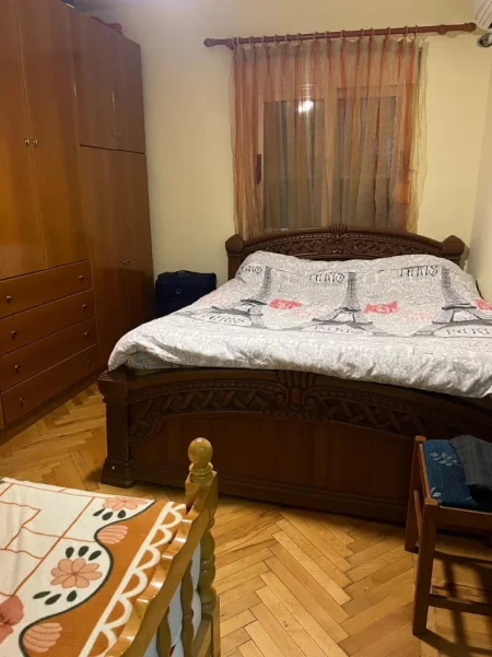 Tirane, jepet me qera apartament 1+1+Ballkon Kati 5, 55 m² 400 € (Rruga Petro Nini Luarasi, 200 m nga shkolla baletit)
