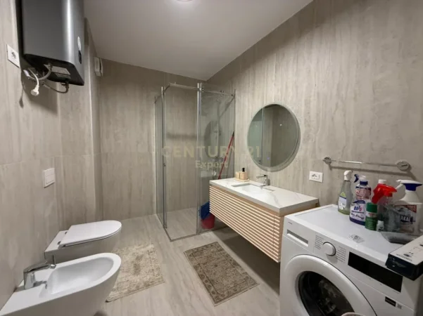 Tirane, jepet me qera apartament 2+1+Ballkon Kati 7, 122 m² 1.600 € (mine peza)
