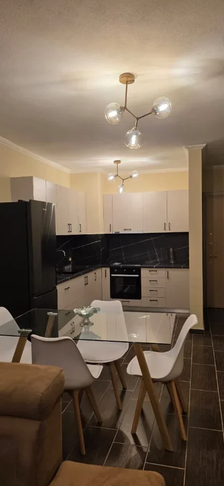 Tirane, jepet me qera apartament 2+1+Ballkon Kati 6, 120 m² 500 € (Rruga Thoma Koxhaj)