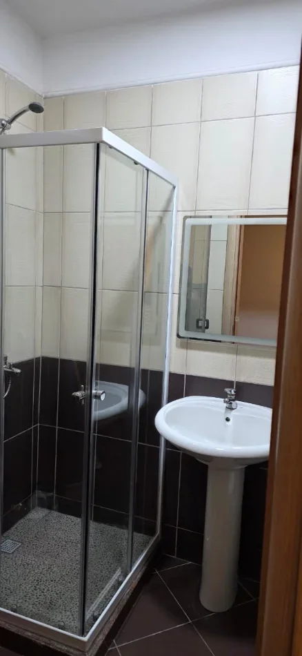Tirane, jepet me qera apartament 2+1+Ballkon Kati 6, 120 m² 500 € (Rruga Thoma Koxhaj)