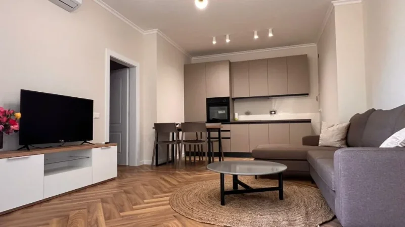 Tirane, jepet me qera apartament 2+1+Ballkon Kati 2, 110 m² 800 € (Rruga e Kavajes)