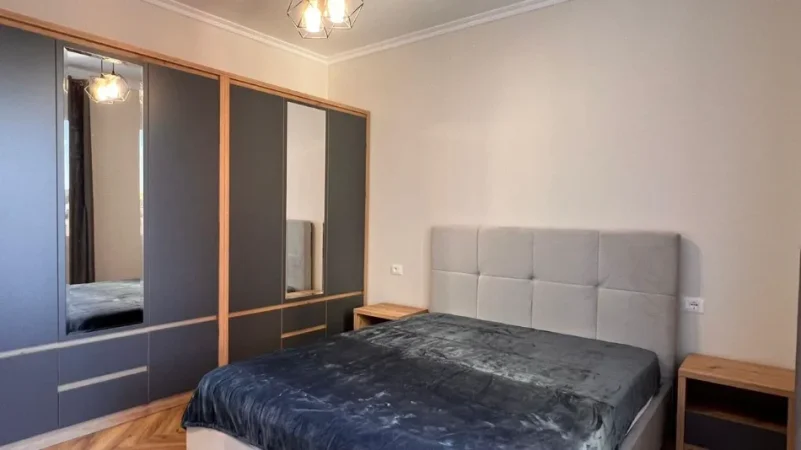 Tirane, jepet me qera apartament 2+1+Ballkon Kati 2, 110 m² 800 € (Rruga e Kavajes)