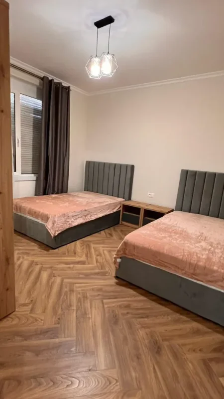 Tirane, jepet me qera apartament 2+1+Ballkon Kati 2, 110 m² 800 € (Rruga e Kavajes)