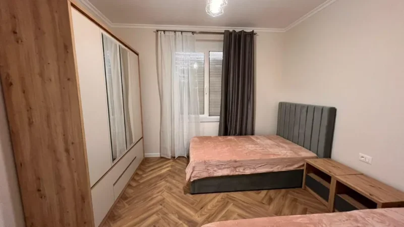 Tirane, jepet me qera apartament 2+1+Ballkon Kati 2, 110 m² 800 € (Rruga e Kavajes)