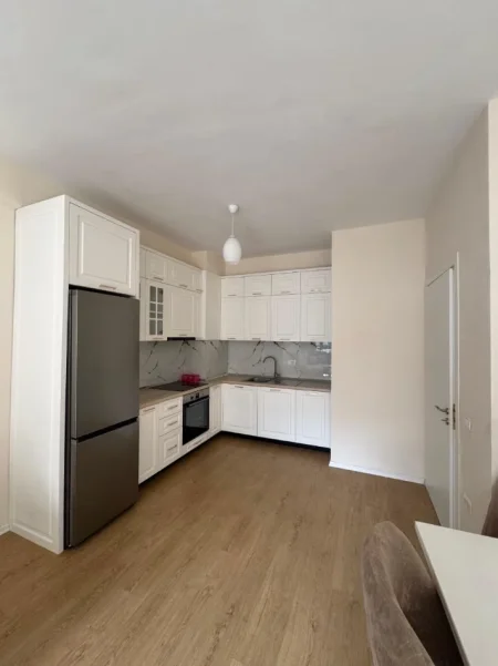 Tirane, jepet me qera apartament 1+1+Ballkon , 70 m² 400 € (Rruga Sokrat Miho)