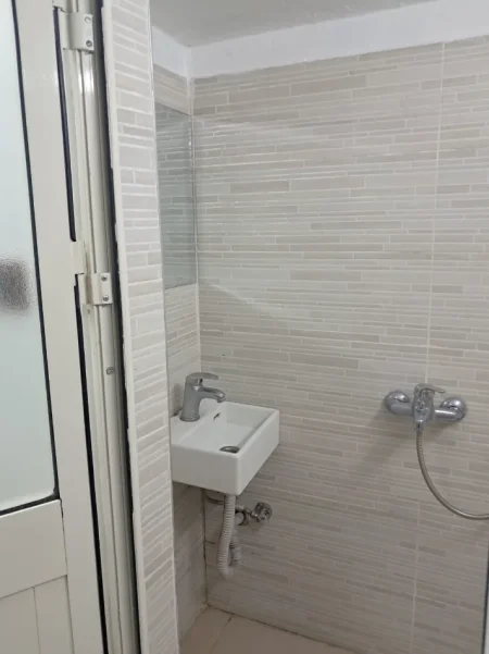 Tirane, jepet me qera apartament 1+1 Kati 2, 1 m² 250 € (Rruga 5 maji)