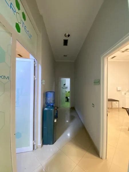 Tirane, jepet me qera dyqan Kati 0, 130 m² 2.000 € (DON BOSKO)