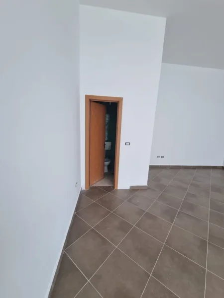 Tirane, jepet me qera ambjent biznesi Kati 1, 52 m² 400 € (Rruga Sokrat Miho)