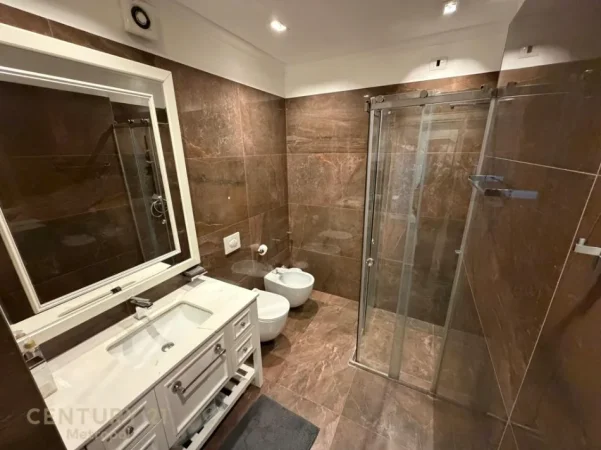 Tirane, jepet me qera apartament 2+1+Ballkon , 123 m² 2.500 €