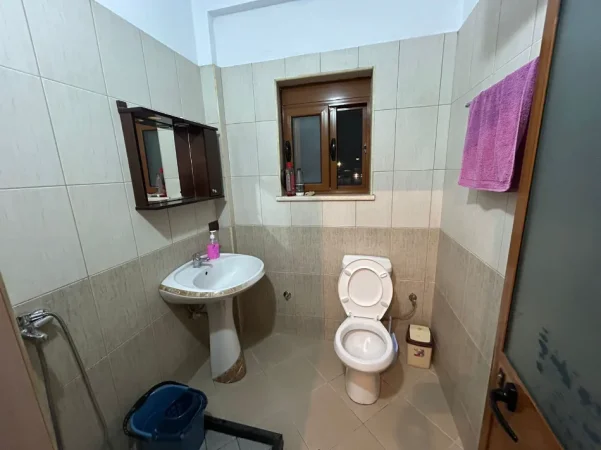 Tirane, jepet me qera apartament 2+1 Kati 1, 75 m² (kombinat)