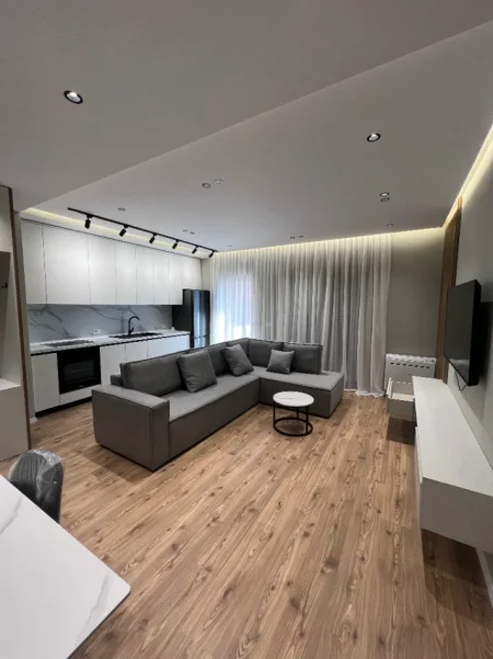 Tirane, jepet me qera apartament 1+1 , 950 € (kompleksi delijorgji)