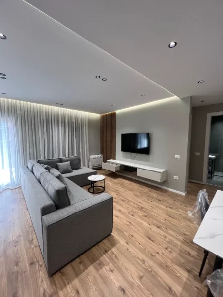 Tirane, jepet me qera apartament 1+1 , 950 € (rruga e kavajes , 21 dhjetori)