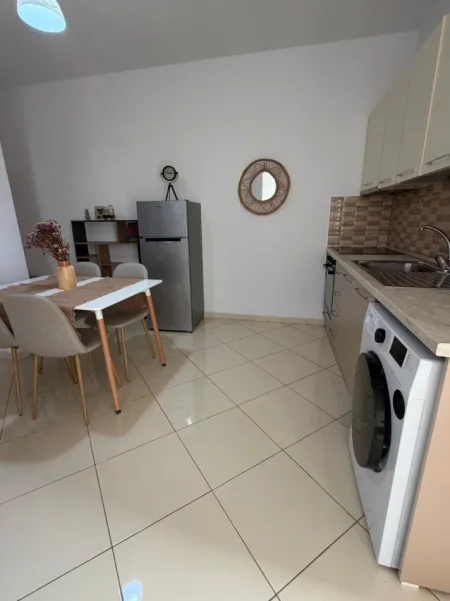 Tirane, jepet me qera Vile 1+1+Ballkon Kati 3, 50 m² 400 € (Spitali Amerikan 2/Rr.Lluke Kacaj)