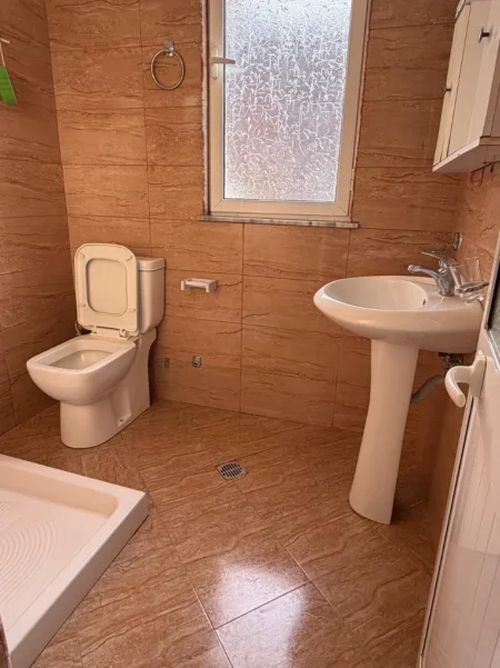 Tirane, jepet me qera Vile 1+1+Ballkon Kati 3, 50 m² 400 € (Spitali Amerikan 2/Rr.Lluke Kacaj)