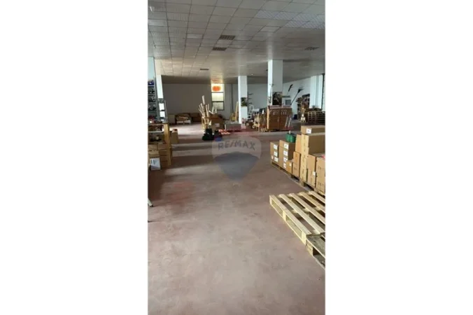 Tirane, jepet me qera , 1.000 m² 4.000 € (Autostrada Tirane Durres)