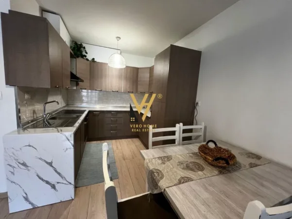Tirane, jepet me qera apartament 2+1+Ballkon Kati 4, 110 m² 870 € (KOMUNA E PARISIT)