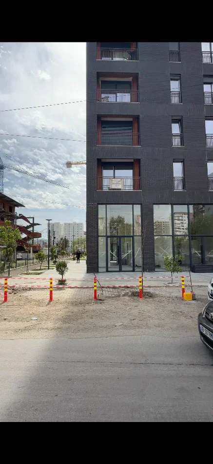 Tirane, jepet me qera ambjent biznesi Kati 0, 105 m² 2.000 € (Rruga Dafinave)