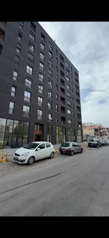 Tirane, jepet me qera ambjent biznesi Kati 0, 105 m² 2.000 € (Rruga Dafinave)