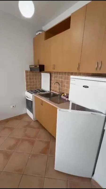 Durres, jepet me qera apartament 2+1 Kati 3, 40 m² 300 € (Golem)