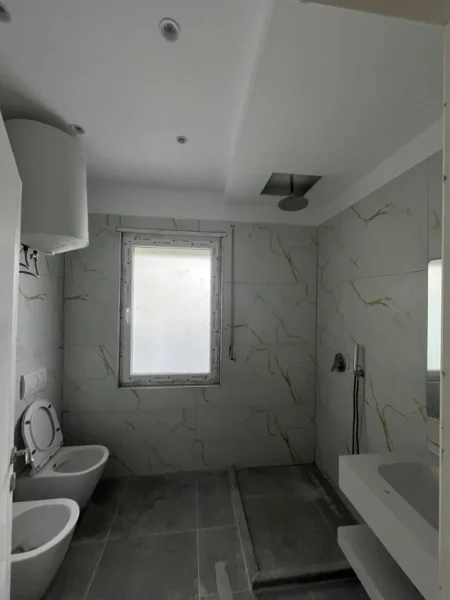 Tirane, jepet me qera apartament 1+1 Kati 4, 80 m² 500 € (Fresku)