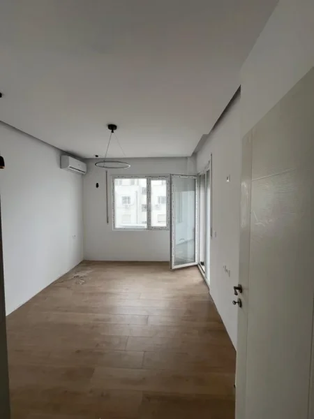 Tirane, jepet me qera apartament 1+1 Kati 4, 80 m² 500 € (Fresku)
