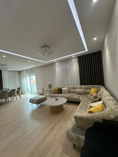 Tirane, jepet me qera apartament 3+1 Kati 7, 180 m² 2.000 € (Shkolla E Kuqe)