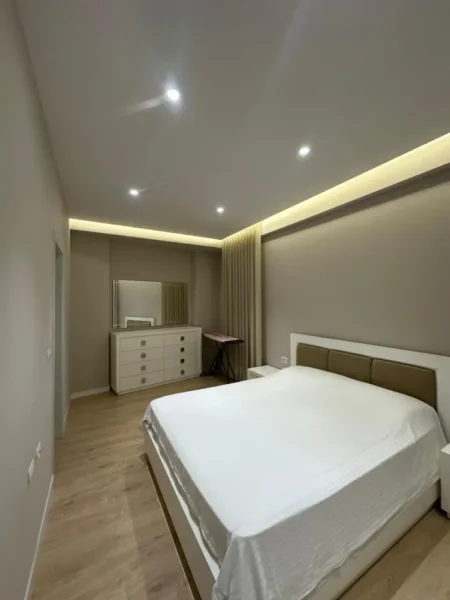 Tirane, jepet me qera apartament 3+1 Kati 7, 180 m² 2.000 € (Shkolla E Kuqe)