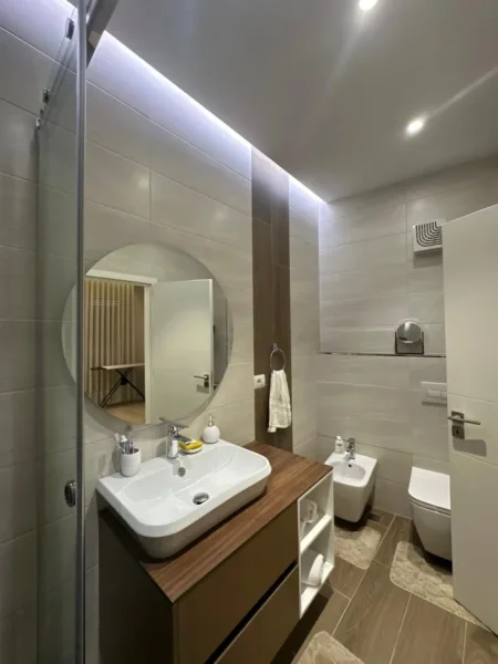 Tirane, jepet me qera apartament 3+1 Kati 7, 180 m² 2.000 € (Shkolla E Kuqe)