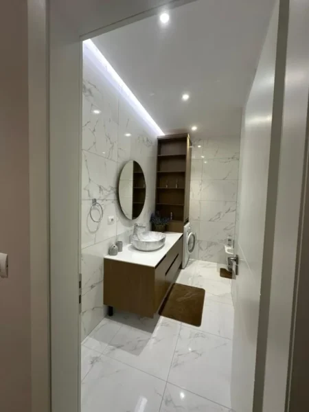 Tirane, jepet me qera apartament 3+1 Kati 7, 180 m² 2.000 € (Shkolla E Kuqe)