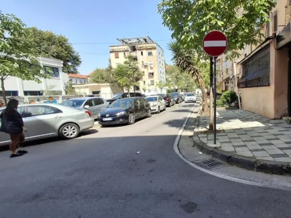 Tirane, shitet ambjent biznesi Kati 0, 25 m² 74.000 € (Asim Vokshi)