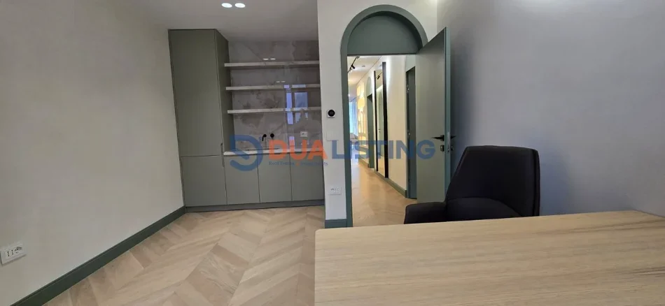 Tirane, jepet me qera ambjent biznesi , 130 m² 2.500 € (Rezidenca Altana)
