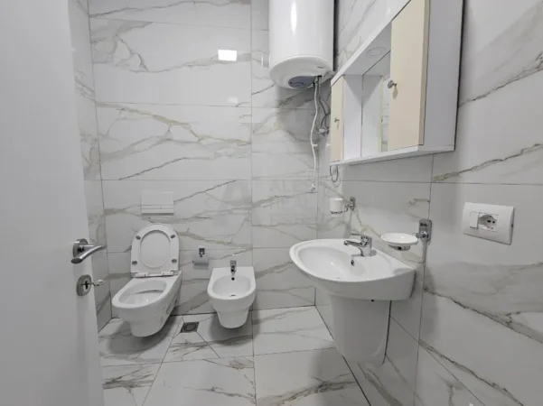 Tirane, jepet me qera apartament 2+1+Ballkon Kati 6, 92 m² 600 € (univers city)