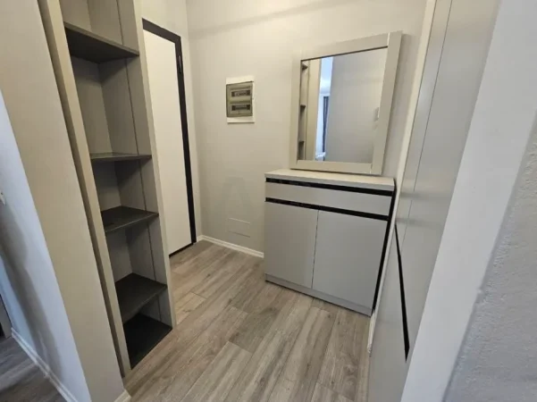 Tirane, jepet me qera apartament 2+1+Ballkon Kati 6, 92 m² 600 € (univers city)