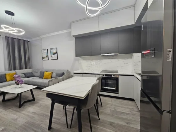 Tirane, jepet me qera apartament 2+1+Ballkon Kati 6, 92 m² 600 € (univers city)