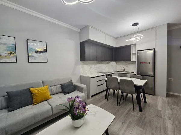 Tirane, jepet me qera apartament 2+1+Ballkon Kati 6, 92 m² 600 € (univers city)